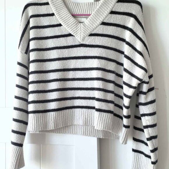 Abercrombie&Fitch Wedge V-neck Sweater XS - Picture 2 of 3